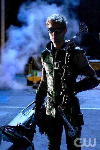 TheCW Staffel1-7Pics_89.jpg - "Arrow"--Justin Hartley as Oliver Queen (aka The Green Arrow) in  SMALLVILLE on The CW. Photo: Michael Courtney/The CW. ©2006 The CW Network LLC. All Rights Reserved